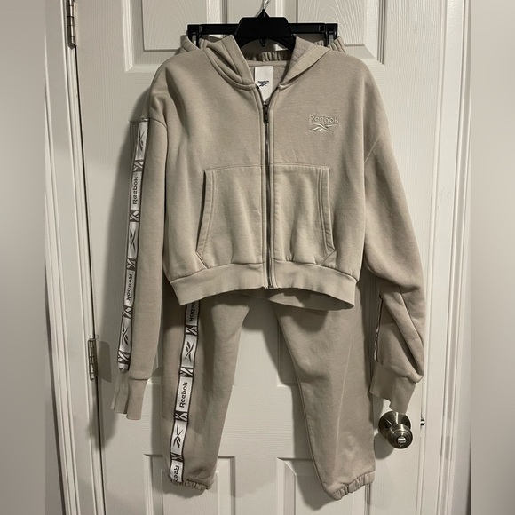 Reebok sweatpants and hoodie in oatmeal - Picture 13 of 15